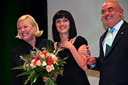 Überreicht wurde der Award von Designerin Susanne Wiebe und Kaufhof Warenhaus AG Vorstandsvorsitzenden Lovro Mandac (Foto: Martin Schmitz)